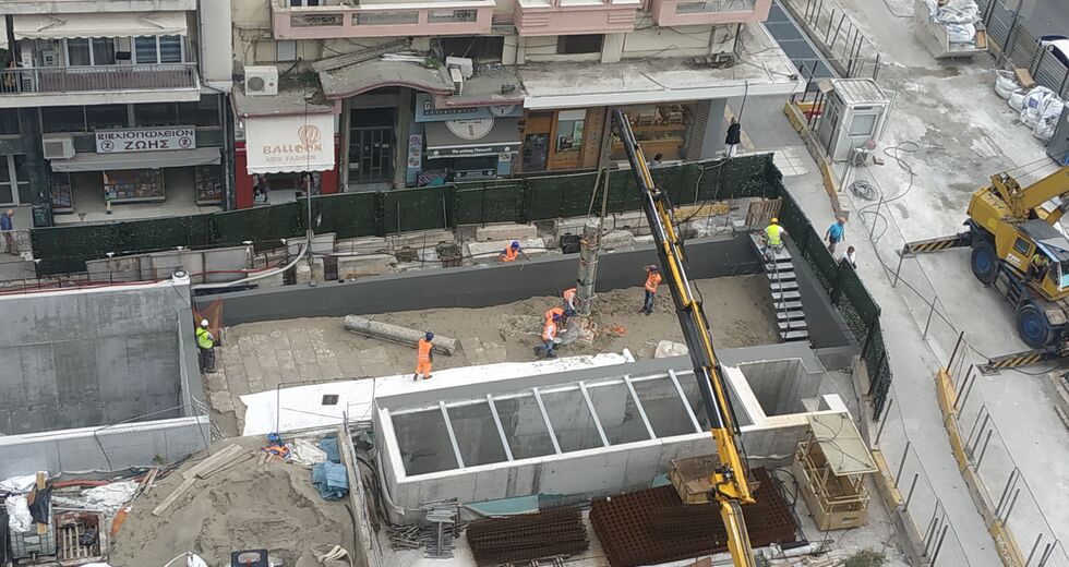 Eπικοινωνιακή καταιγίδα με το βλέμμα στη Βενιζέλου
