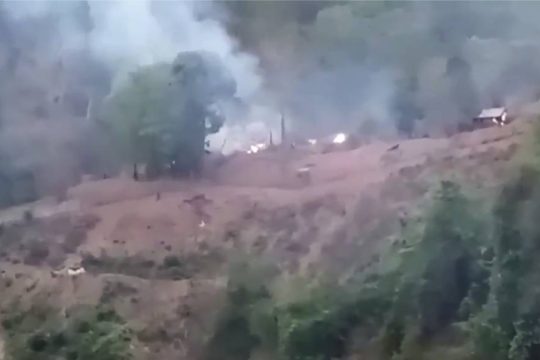 Χούντα Μιανμάρ: Αεροπορικές επιδρομές, «κόψιμο» τηλεπικοινωνιών και διαδικτύου
