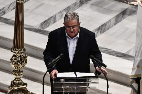«Στο φέρετρό σου σηκώνεται, υψώνει τη γροθιά της κι αντριεύει και θεριεύει η Ελλάδα!»
