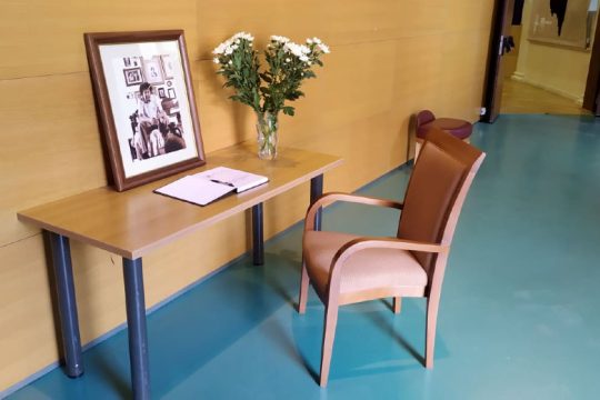 Χανιά: Ανοίγει βιβλίο συλλυπητηρίων στο θέατρο «Μίκης Θεοδωράκης»