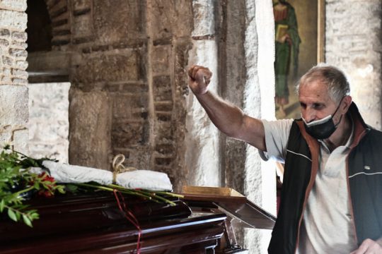 …τον καμαρώνει η γειτονιά στα παραθύρια με χαμηλά, τα μαύρα του τα μάτια λεβέντης εροβόλαγε…