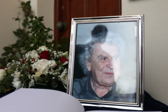 Η Μητρόπολη Πειραιά «αφορίζει» μετά θάνατον τον Μίκη