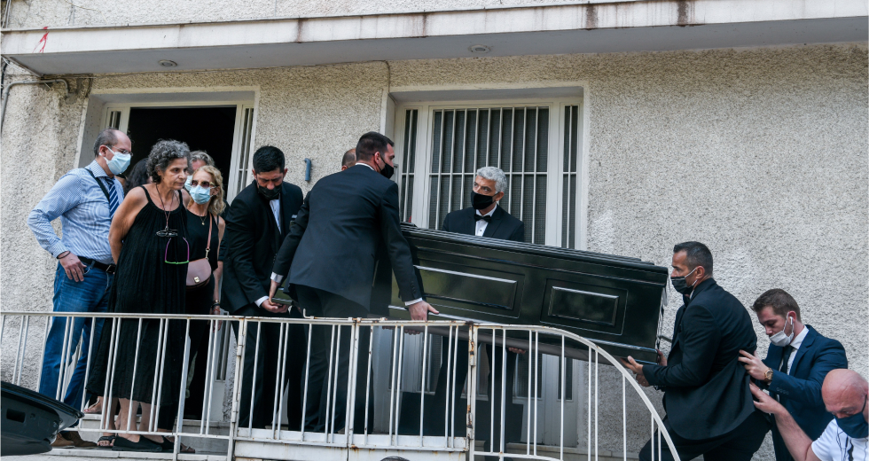 «Φρένο» στα σχέδια της οικογένειας για την ταφή του Μίκη Θεοδωράκη