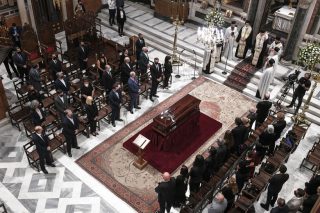 Δακρυσμένα μάτια, στους μεγάλους δρόμους κάτω απ’ τις αφίσες