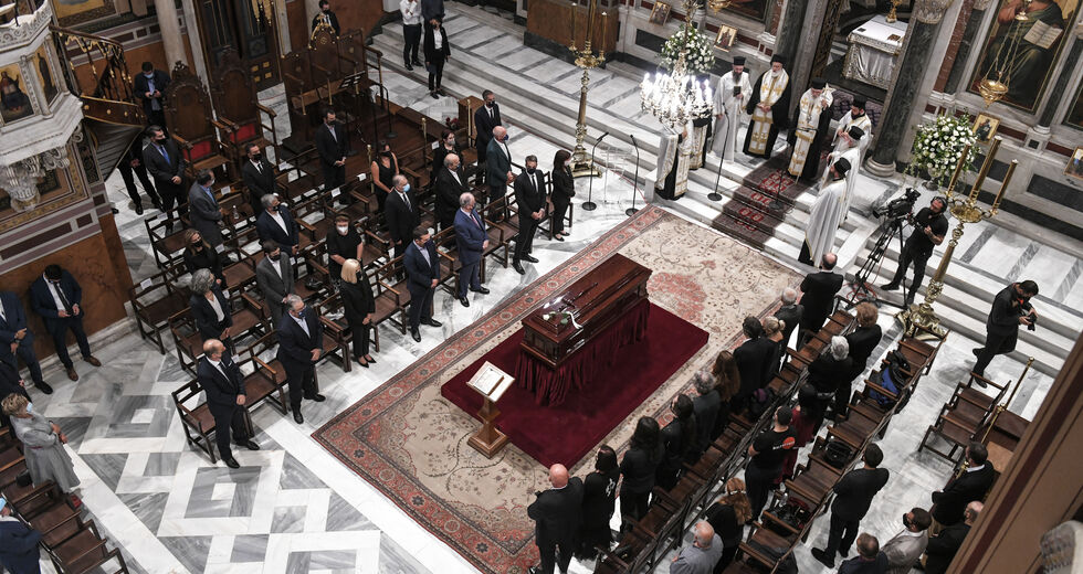 Δακρυσμένα μάτια, στους μεγάλους δρόμους κάτω απ’ τις αφίσες