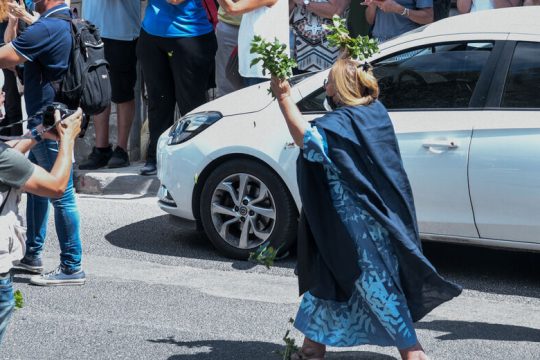 Έξω από το σπίτι του σιωπή, σεβασμός και απέραντη θλίψη