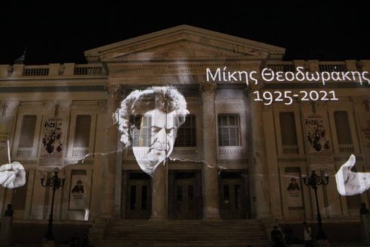 Η μορφή του Μίκη φώτισε το Δημοτικό Θέατρο Πειραιά