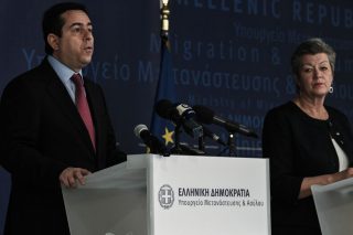 Η Κομισιόν αδειάζει τον Μηταράκη