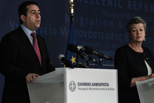 Η Κομισιόν αδειάζει τον Μηταράκη