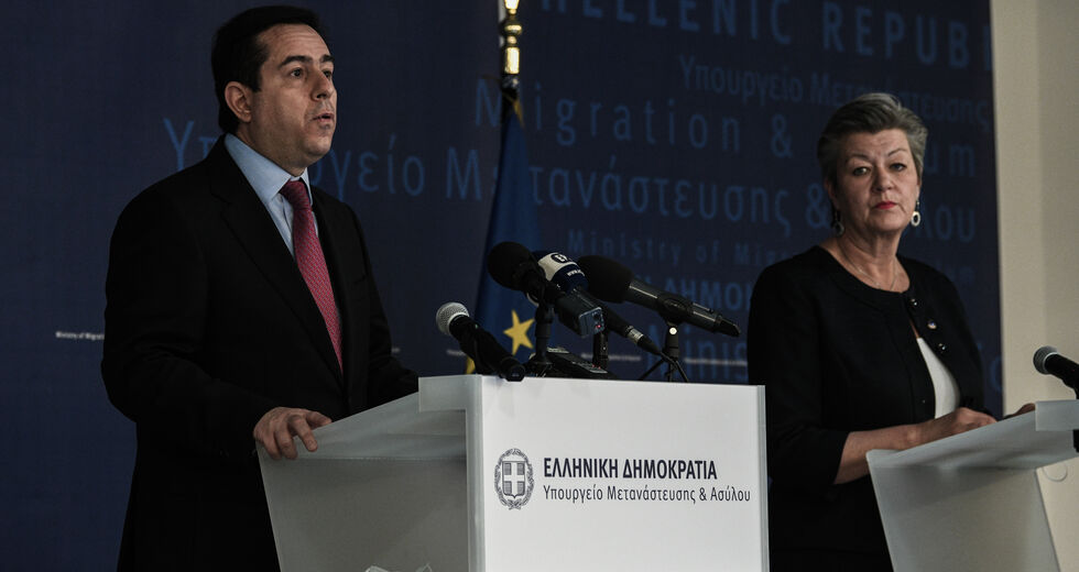 Η Κομισιόν αδειάζει τον Μηταράκη