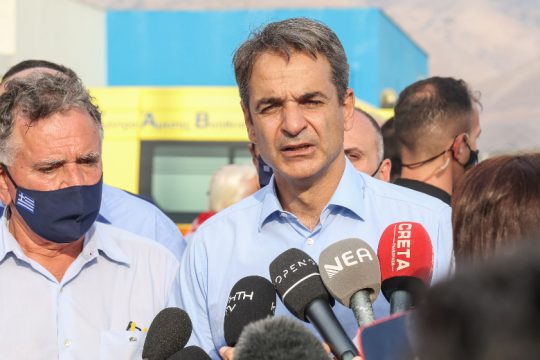 Στεγαστική συνδρομή και απαλλαγή από ΕΝΦΙΑ ανακοίνωσε ο Μητσοτάκης στο Αρκαλοχώρι