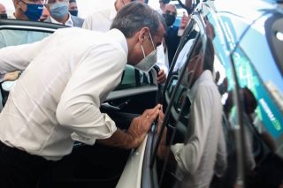 Ανέμελος πρωθυπουργός αναζητεί διαμαρτυρόμενους