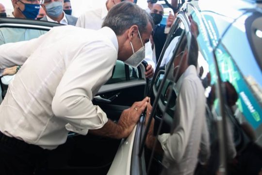 Ανέμελος πρωθυπουργός αναζητεί διαμαρτυρόμενους