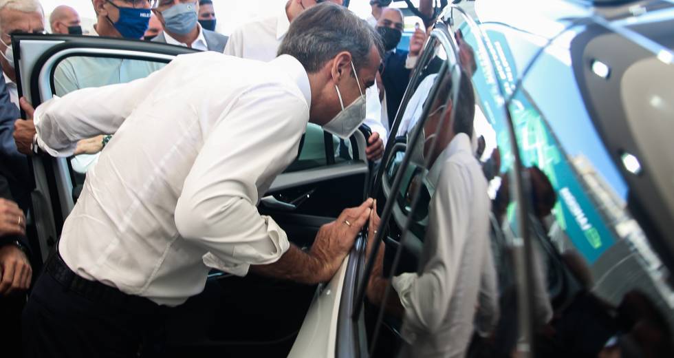 Ανέμελος πρωθυπουργός αναζητεί διαμαρτυρόμενους
