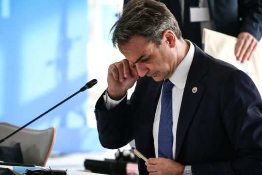 Με βαφτιστήρια και αναδόχους