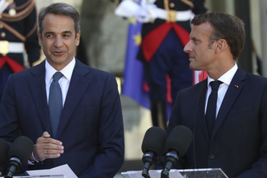 «Κι άλλος πρόθυμος, η Γαλλία –με το αζημίωτο– για παροχή “προστασίας”»