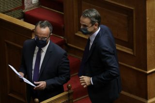 Στρώνουν το χαλί για νέες παροχές