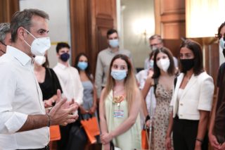 Γιατί εύχεται «καλό καλοκαίρι» ο κ. Μητσοτάκης;