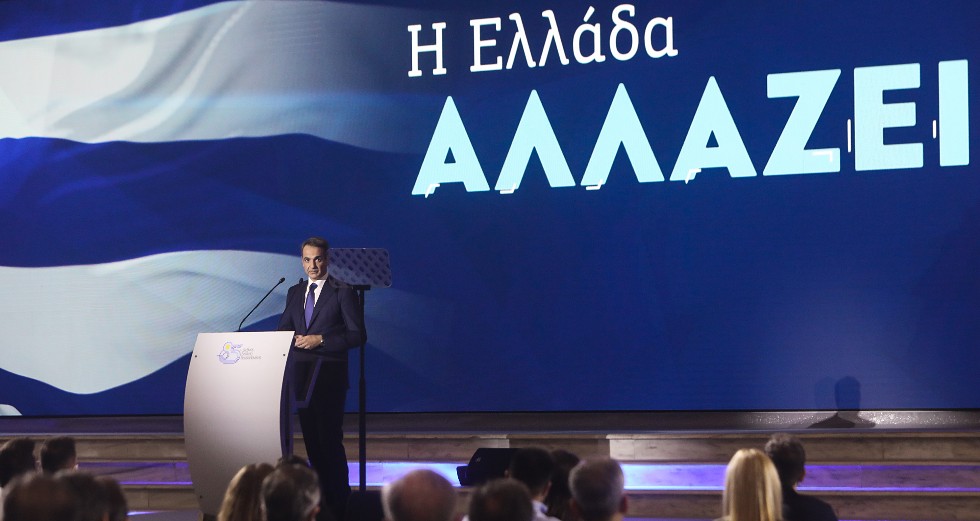 Ομοβροντία πυρών κατά Μητσοτάκη