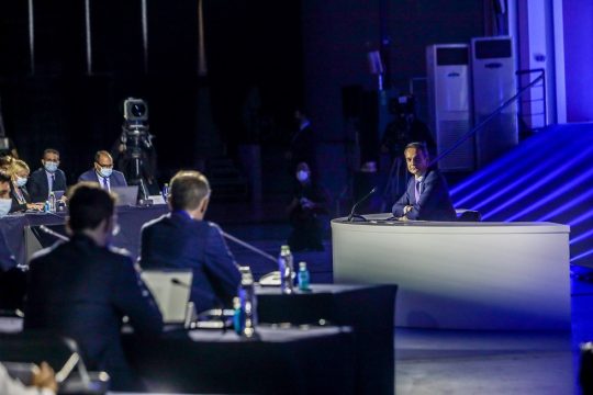 Εμπενίζερ Σκρουτζ με τη φορεσιά του Αϊ-Βασίλη