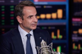 Αλλάζει γνώμες σαν τα… πουκάμισα