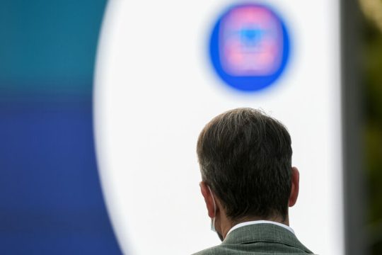 H κοινωνική απομόνωση Μητσοτάκη να γίνει και πολιτική απομόνωση