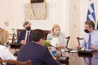 Μετά τις συνεχείς αποτυχίες ο Κυρ. Μητσοτάκης ποντάρει στους παιδιάτρους