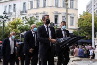Μητσοτάκης εναντίον Κουτσούμπα για τις αποδοκιμασίες