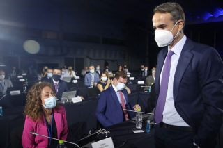 Επίθεση στην ανεργία με χάντρες και καθρεφτάκια