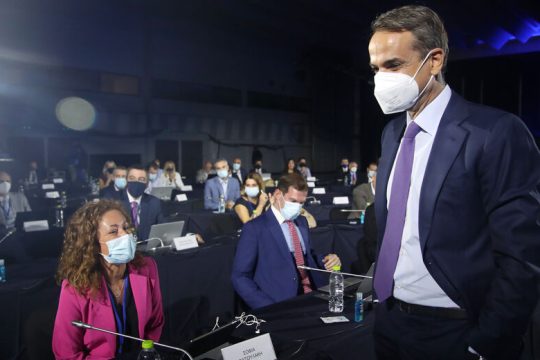 Επίθεση στην ανεργία με χάντρες και καθρεφτάκια