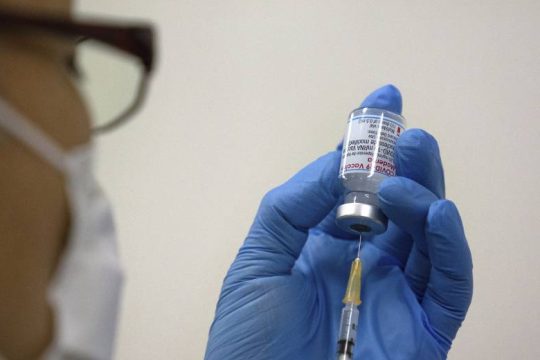 Βρετανία: Ξεκινά η χορήγηση τρίτης δόσης στους άνω των 50 ετών