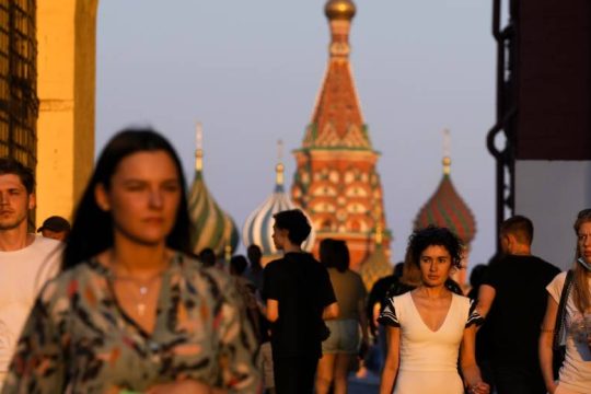 Αυξάνονται τα ταξίδια Ρώσων για εμβολιασμό στο εξωτερικό, μετά το «φρένο» του ΠΟΥ στο Sputnik V