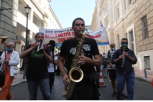 «Τρίτη χειμερινή περίοδος που η πανδημία χτυπά τη δουλειά και τη ζωή μας»