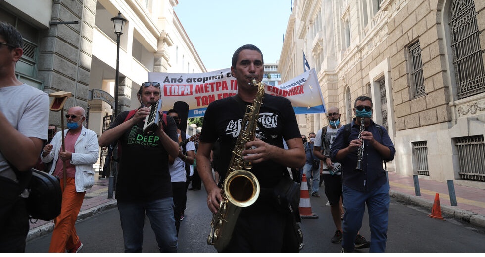 «Τρίτη χειμερινή περίοδος που η πανδημία χτυπά τη δουλειά και τη ζωή μας»