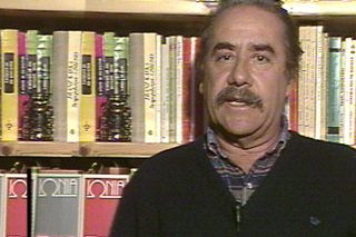 «Τα απόρθητα κάστρα/δεν πέφτουν απέξω»…
