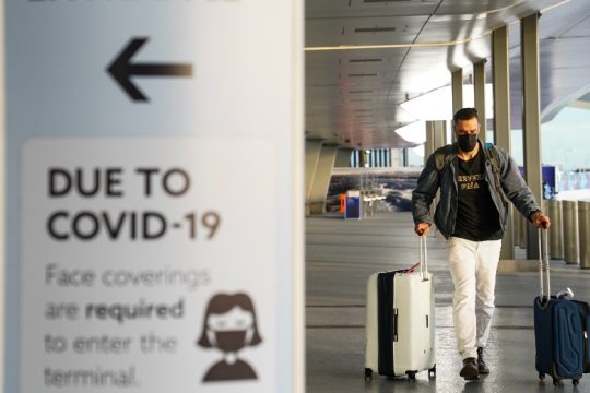 Άρση ταξιδιωτικών περιορισμών για τους πλήρως εμβολιασμένους ταξιδιώτες στις ΗΠΑ