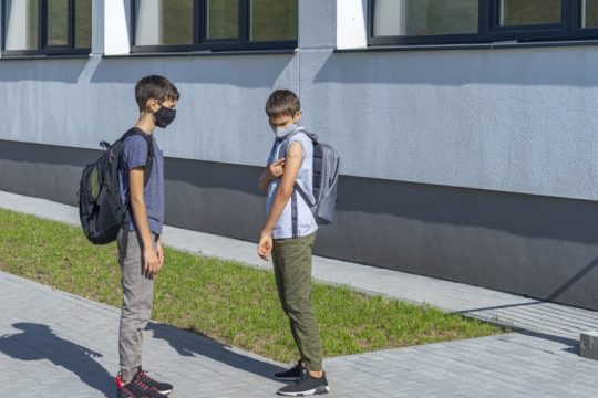 Με εντολή Μαξίμου, οι ιδιώτες παιδίατροι θα συμμετάσχουν στον εμβολιασμό