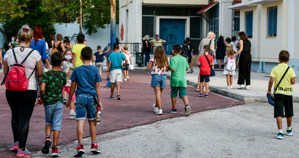 Τέσσερα ή εφτά τεστ στους μαθητές αν βρεθεί θετικό κρούσμα στην τάξη
