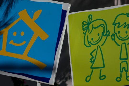 Ξέχασαν κοριτσάκι 2 ετών μέσα σε σχολικό στη Βάρκιζα