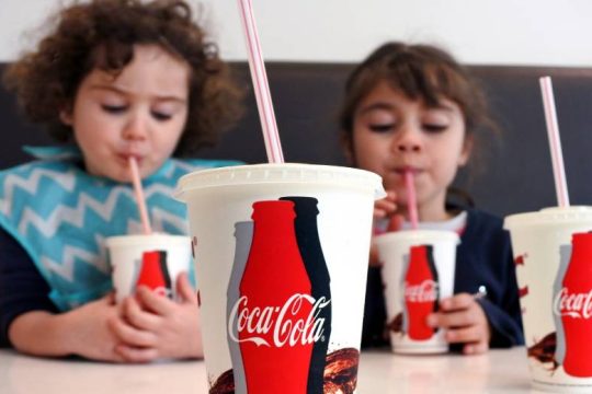 Νομοθετική παρέμβαση για τις διαφημίσεις ανθυγιεινών τροφών για παιδιά ζητούν καταναλωτικές οργανώσεις
