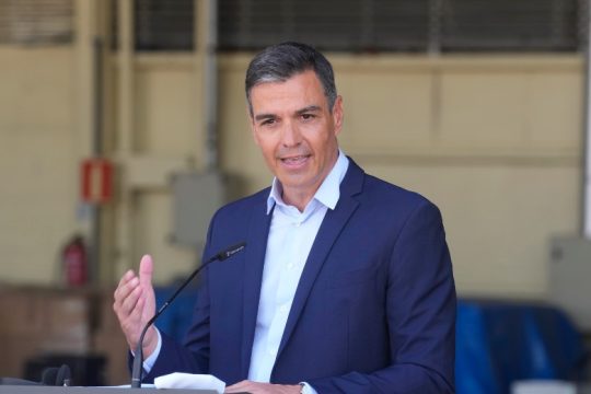 Μειώσεις σε φόρους στο ρεύμα και στα προνόμια εταιρειών εξήγγειλε ο Σάντσεθ