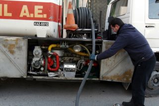 Θέρμανση: Οι τιμές στα καύσιμα «τρέχουν» γρηγορότερα από την αύξηση στο επίδομα