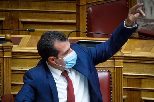Διαμάχη στη Βουλή για τους ανεμβολίαστους