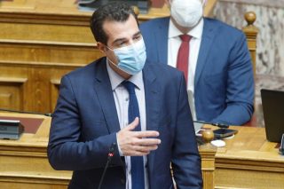 Πυρά κατά Πλεύρη για τους εμβολιασμούς