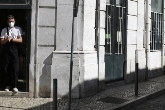 «Τρένο» πάνε οι εμβολιασμοί στην Πορτογαλία