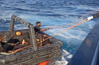 Αυτή τη φορά τούς πήραν και τα παπούτσια…