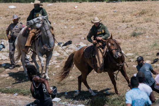 Έφιπποι συνοριοφύλακες κατά προσφύγων στο Ρίο Γκράντε – Σοκ από τις εικόνες ντροπής