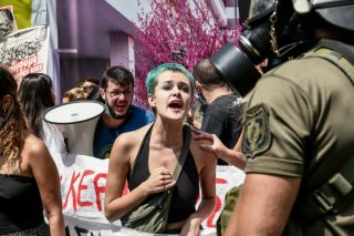 Πρεμιέρα με ξύλο και χημικά