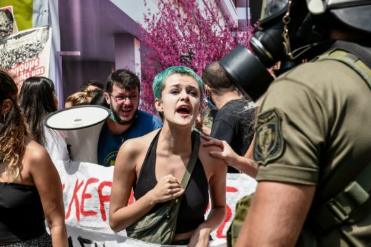 Πρεμιέρα με ξύλο και χημικά