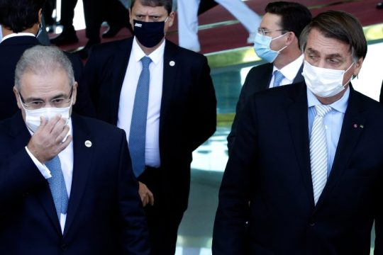 Θετικός στην Covid-19 ο Βραζιλιάνος υπ. Υγείας, που είχε συναντήσει χωρίς μάσκα τον Τζόνσον